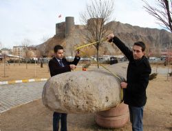 Oltu tarihine dikilitaş damgası